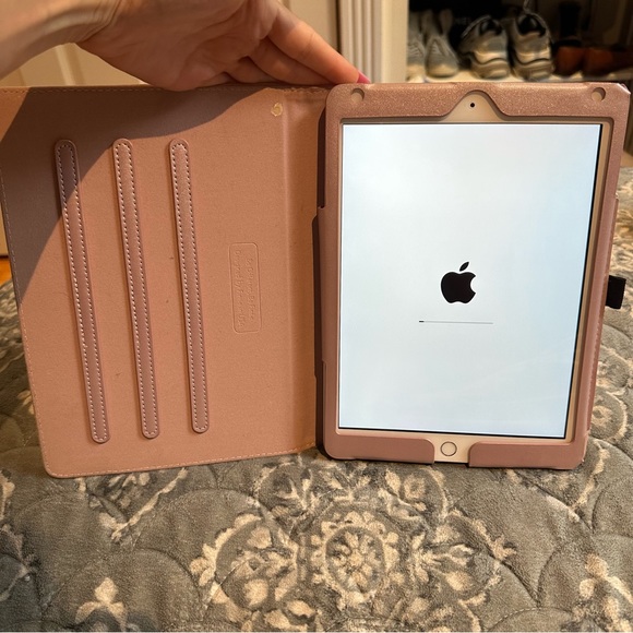 EUC Apple iPad Silver 5th generation 128GB model A1823 wifi + LTE Accessories - Picture 10 of 12